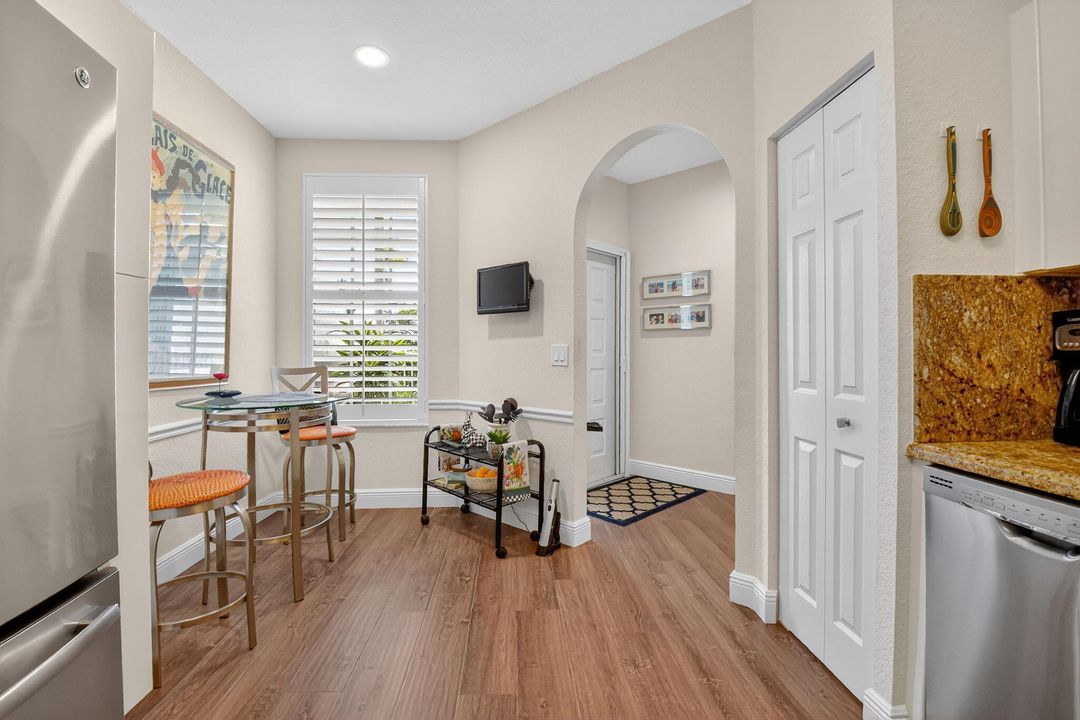 合同活跃: $3,200 (3 贝兹, 2 浴室, 1375 平方英尺)