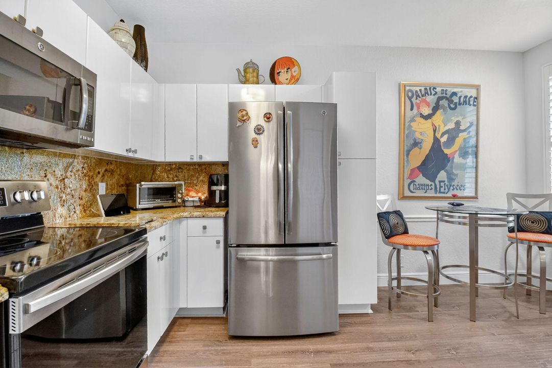 合同活跃: $3,200 (3 贝兹, 2 浴室, 1375 平方英尺)