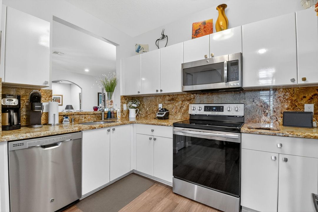 合同活跃: $3,200 (3 贝兹, 2 浴室, 1375 平方英尺)