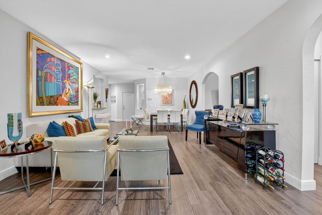 合同活跃: $3,200 (3 贝兹, 2 浴室, 1375 平方英尺)