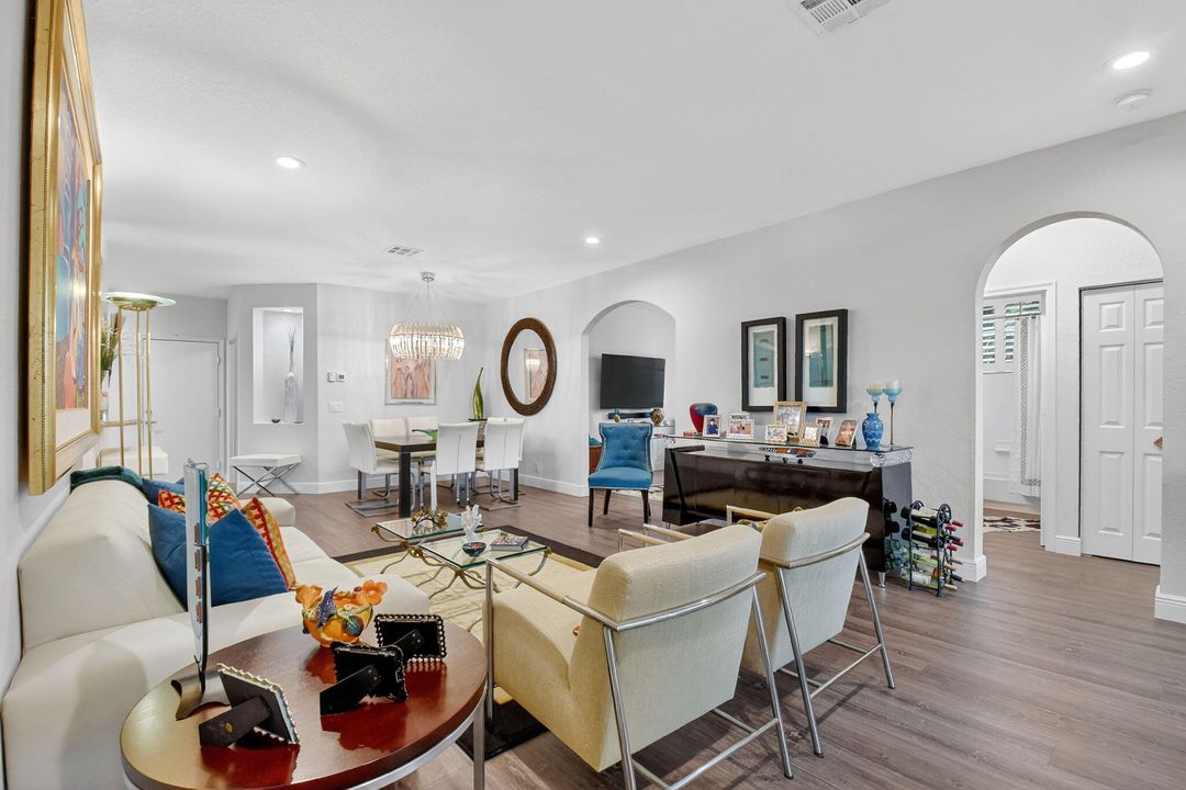 合同活跃: $3,200 (3 贝兹, 2 浴室, 1375 平方英尺)