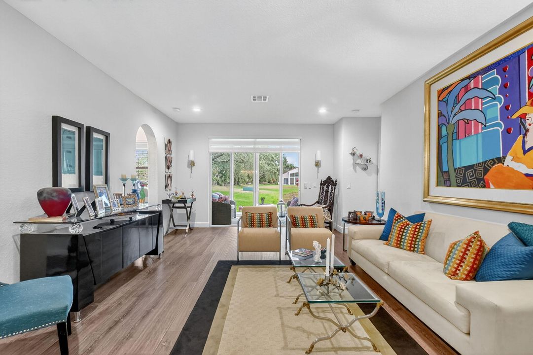 合同活跃: $3,200 (3 贝兹, 2 浴室, 1375 平方英尺)