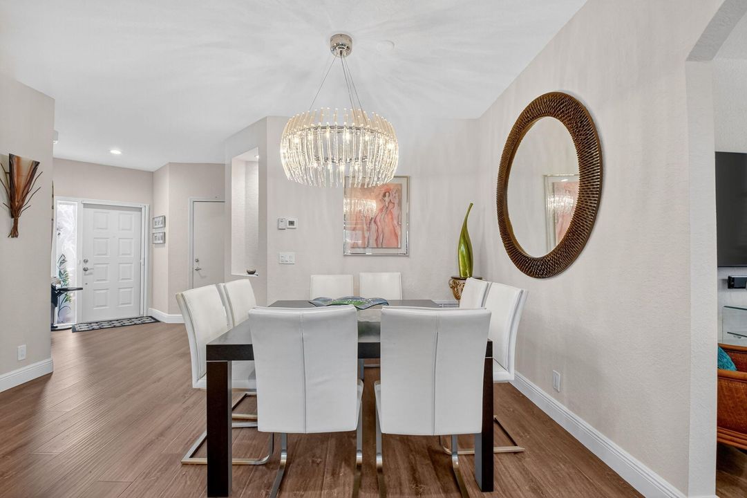 合同活跃: $3,200 (3 贝兹, 2 浴室, 1375 平方英尺)