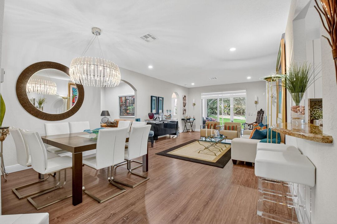 合同活跃: $3,200 (3 贝兹, 2 浴室, 1375 平方英尺)