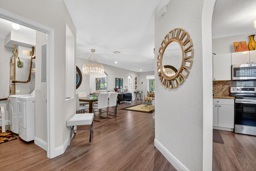 合同活跃: $3,200 (3 贝兹, 2 浴室, 1375 平方英尺)