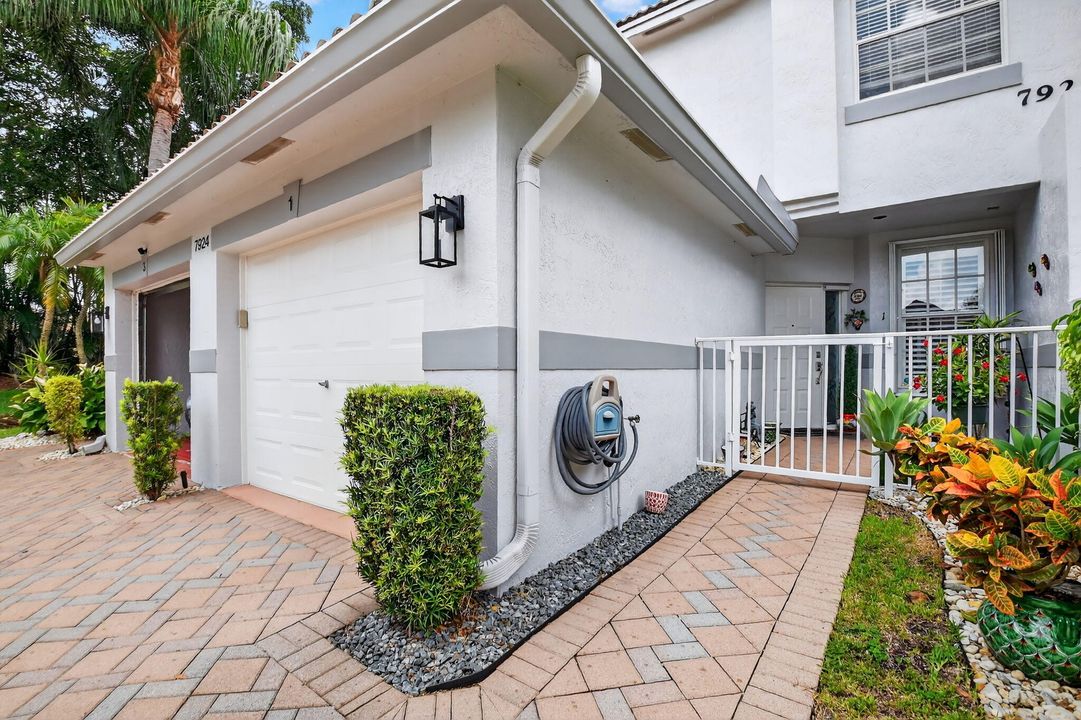 合同活跃: $3,200 (3 贝兹, 2 浴室, 1375 平方英尺)