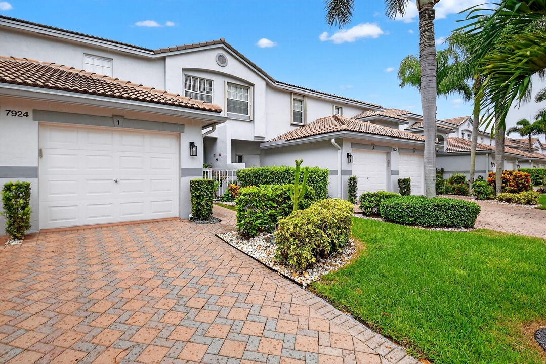 合同活跃: $3,200 (3 贝兹, 2 浴室, 1375 平方英尺)