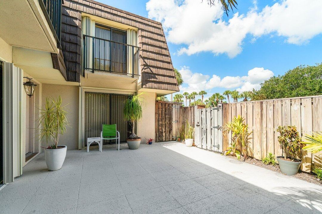 Active With Contract: $2,500 (2 beds, 2 baths, 1188 Square Feet)