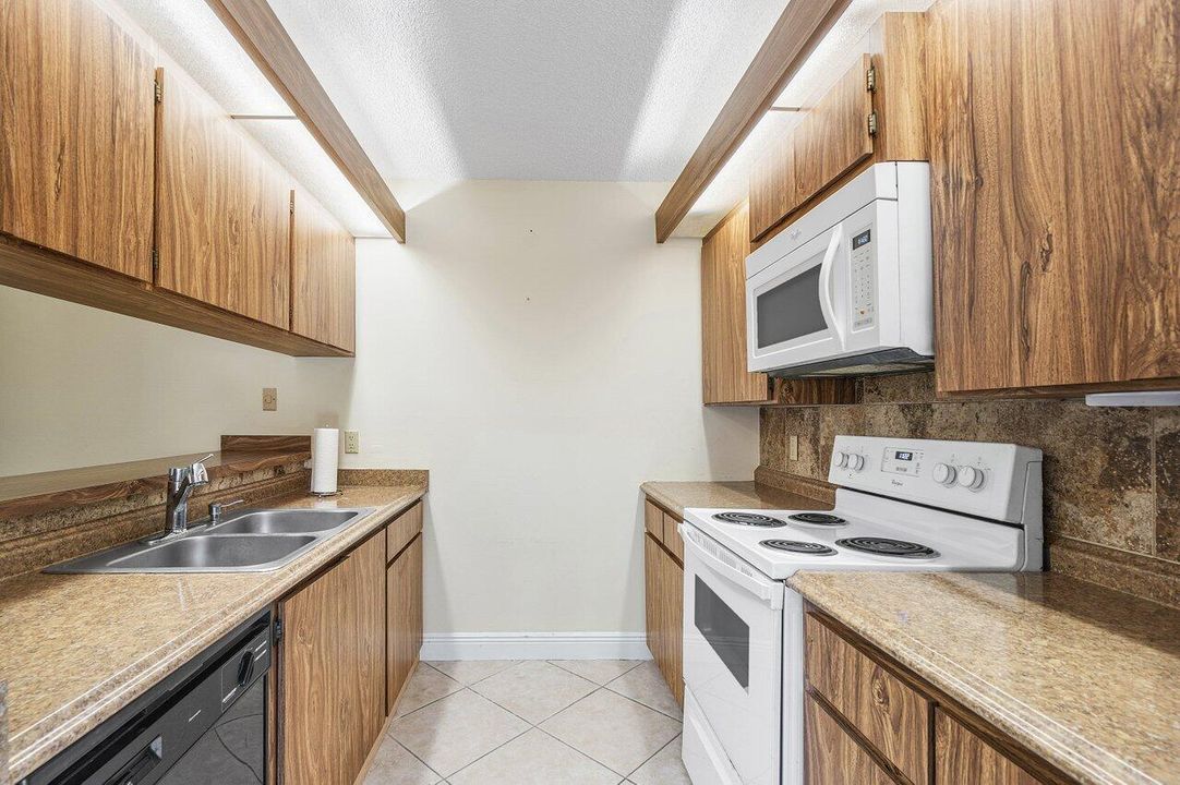 Active With Contract: $2,500 (2 beds, 2 baths, 1188 Square Feet)