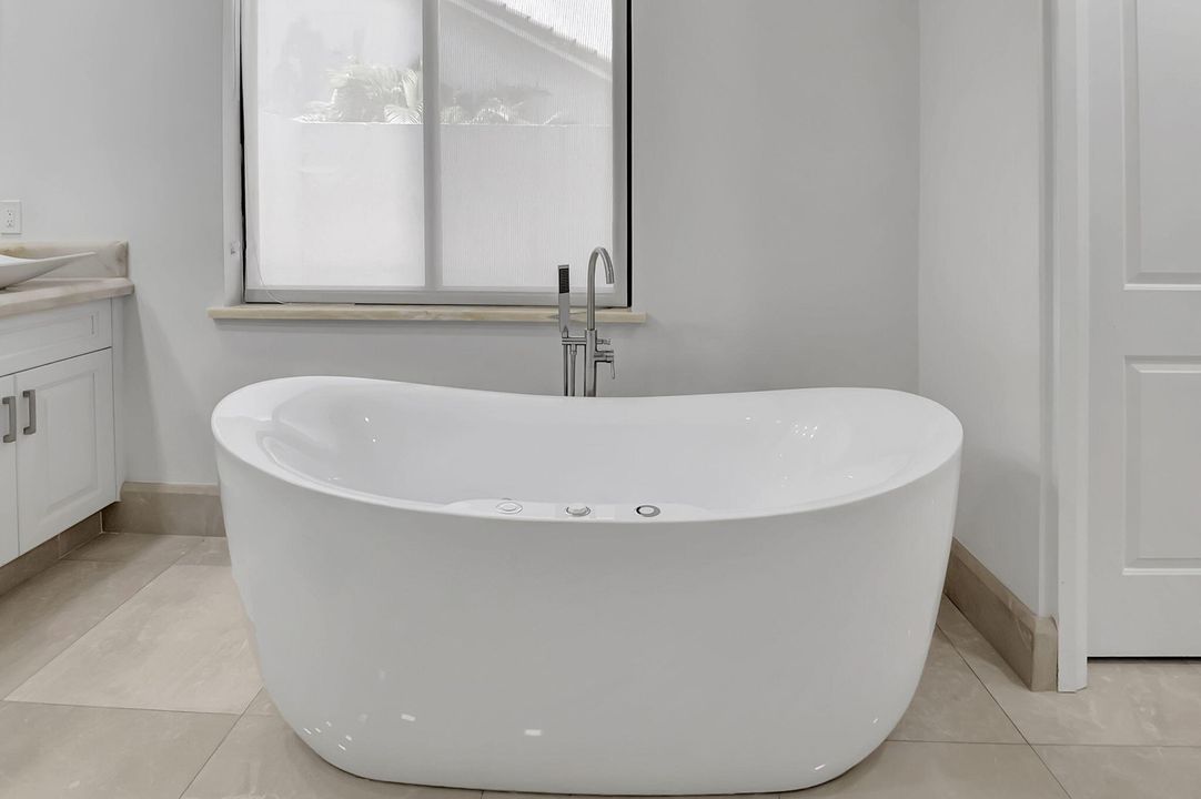 Active With Contract: $5,995 (3 beds, 3 baths, 2532 Square Feet)