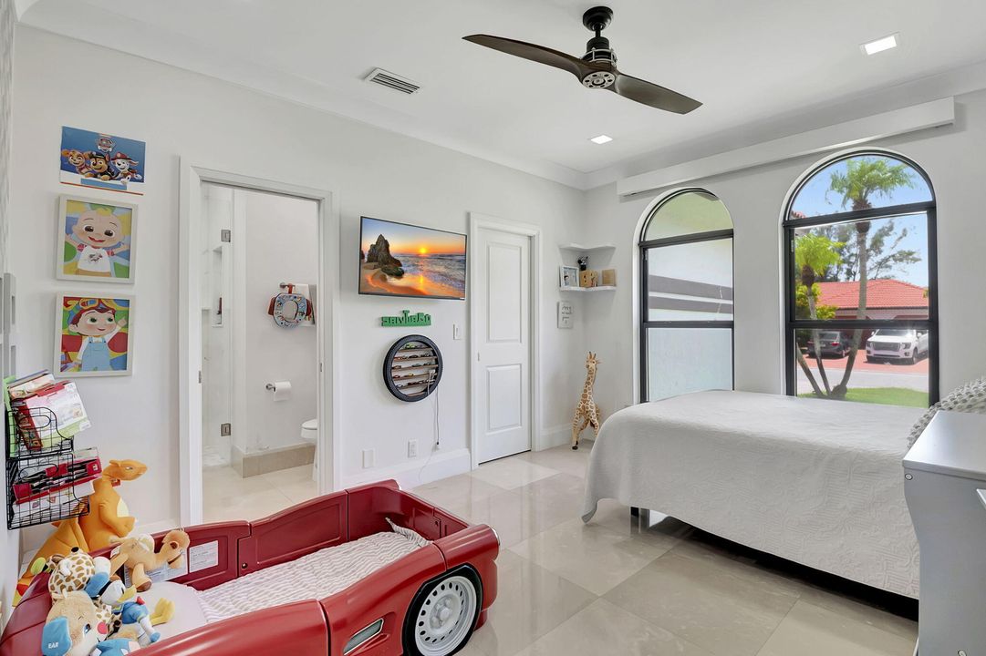 Active With Contract: $5,995 (3 beds, 3 baths, 2532 Square Feet)