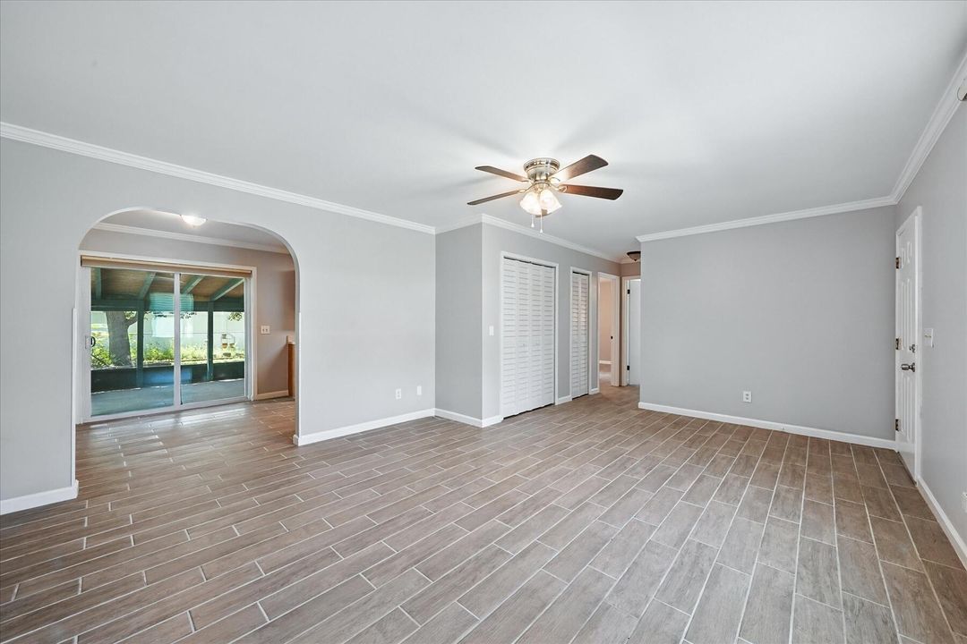 For Sale: $229,000 (2 beds, 2 baths, 1076 Square Feet)