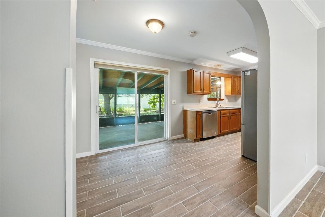 For Sale: $229,000 (2 beds, 2 baths, 1076 Square Feet)