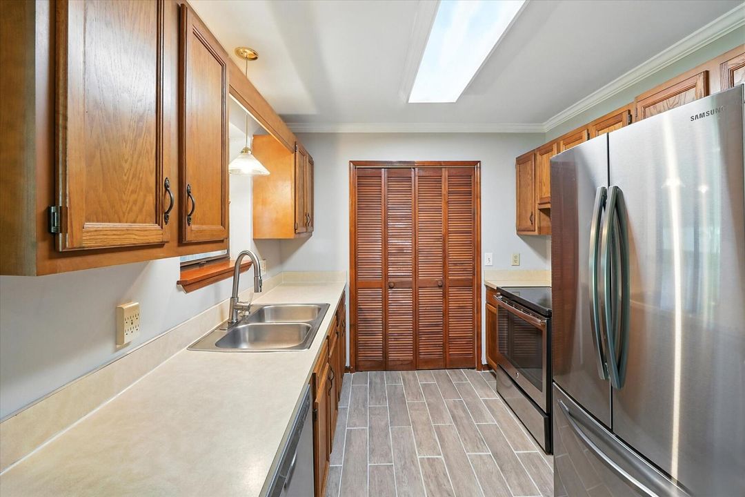 For Sale: $229,000 (2 beds, 2 baths, 1076 Square Feet)