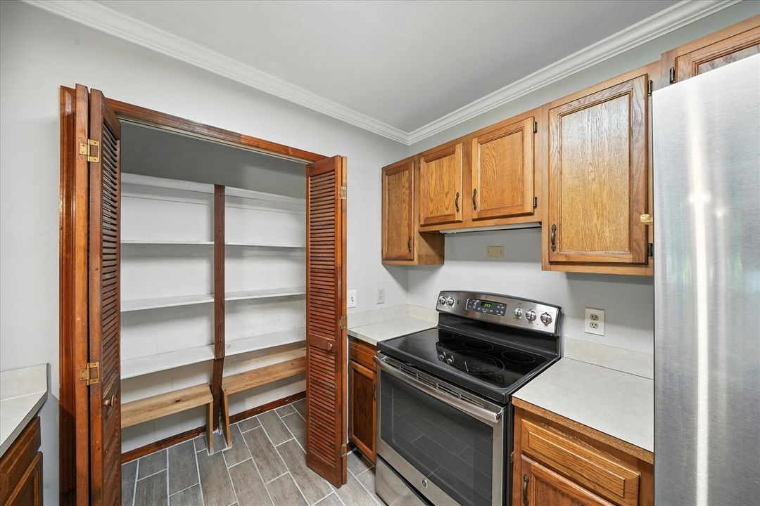 For Sale: $229,000 (2 beds, 2 baths, 1076 Square Feet)