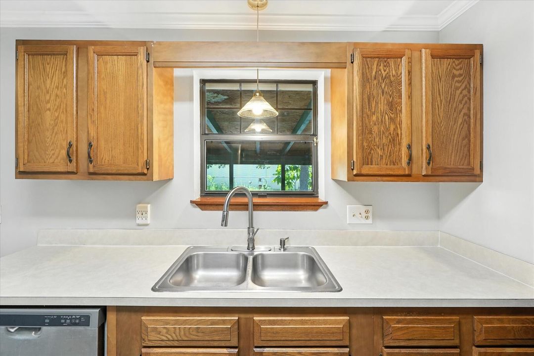 For Sale: $229,000 (2 beds, 2 baths, 1076 Square Feet)