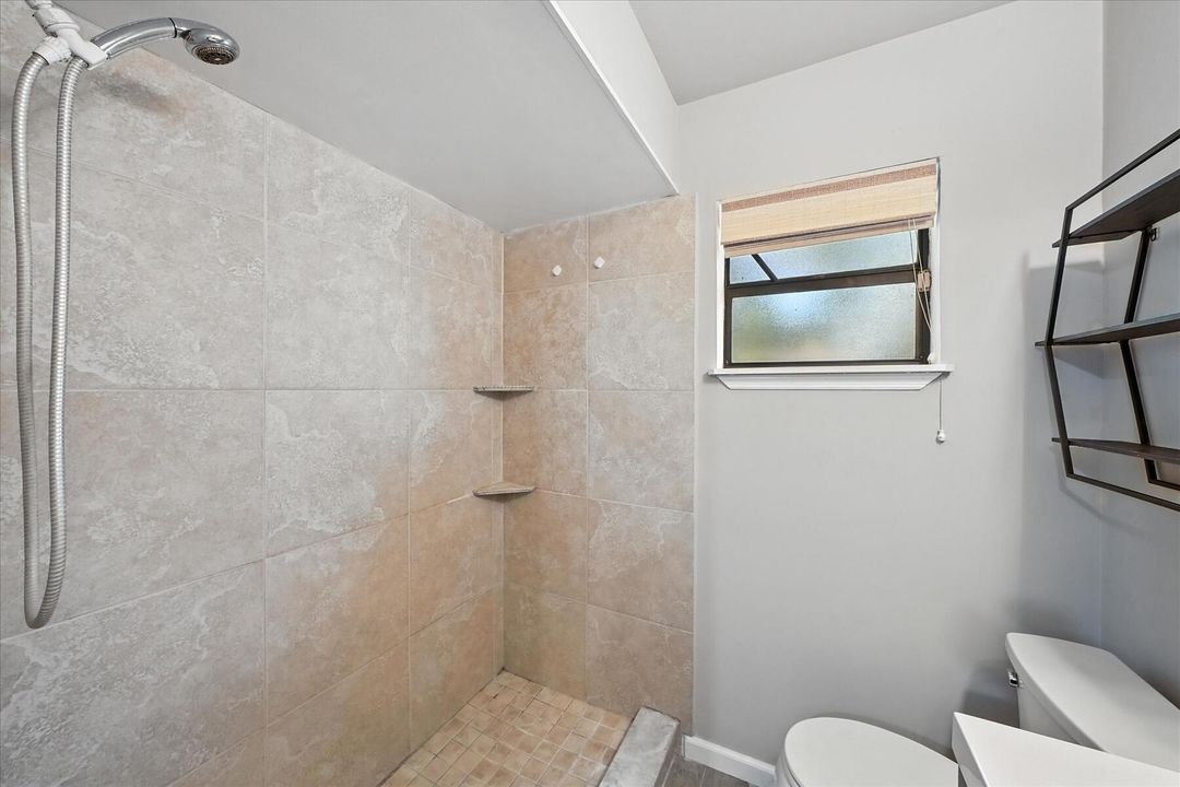 For Sale: $229,000 (2 beds, 2 baths, 1076 Square Feet)