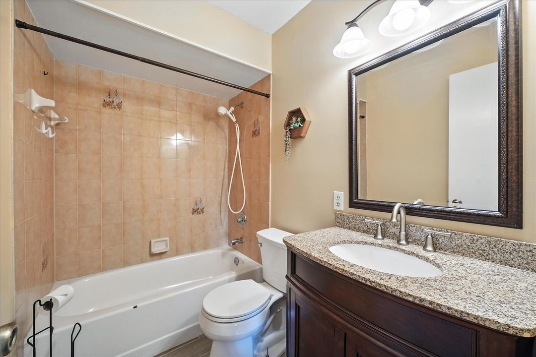For Sale: $229,000 (2 beds, 2 baths, 1076 Square Feet)