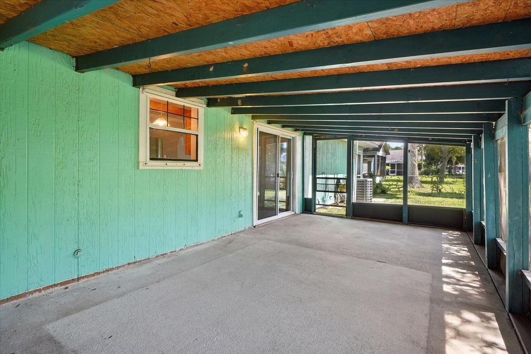 For Sale: $229,000 (2 beds, 2 baths, 1076 Square Feet)