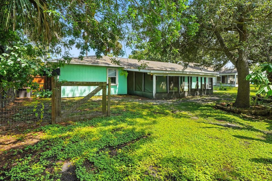 For Sale: $229,000 (2 beds, 2 baths, 1076 Square Feet)