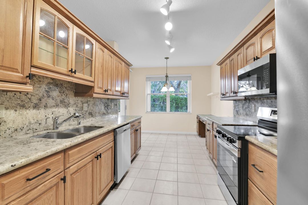 合同活跃: $3,200 (3 贝兹, 2 浴室, 1577 平方英尺)