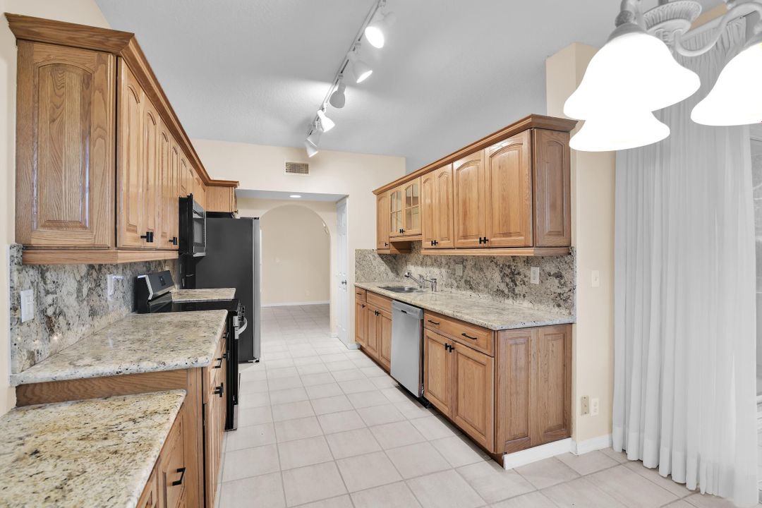 合同活跃: $3,200 (3 贝兹, 2 浴室, 1577 平方英尺)