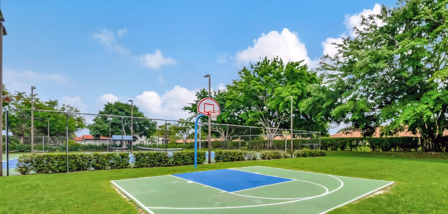 合同活跃: $3,200 (3 贝兹, 2 浴室, 1577 平方英尺)