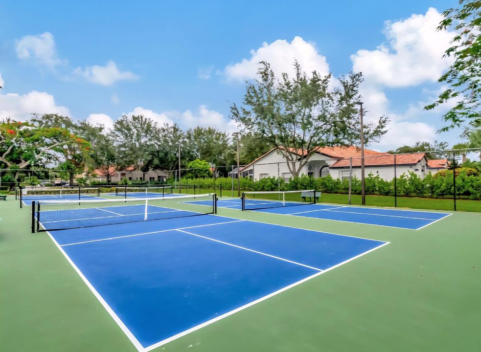 合同活跃: $3,200 (3 贝兹, 2 浴室, 1577 平方英尺)