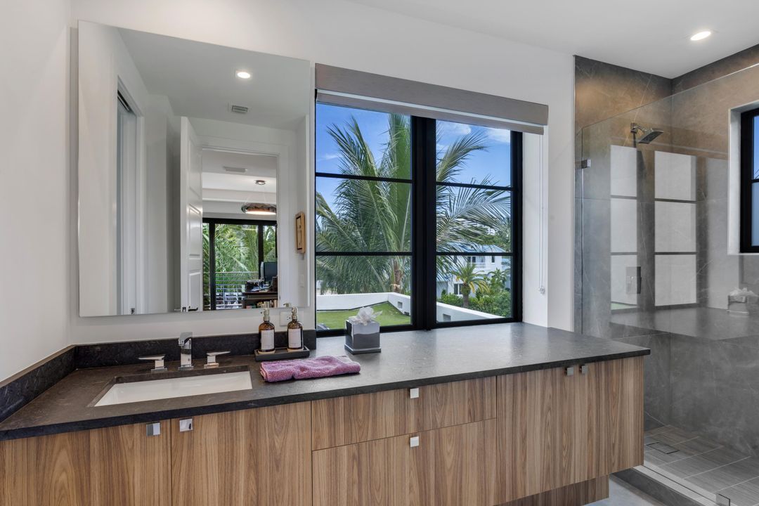 Под контрактом: $8,895,000 (5 спален, 5 ванн, 6647 Квадратных фут)