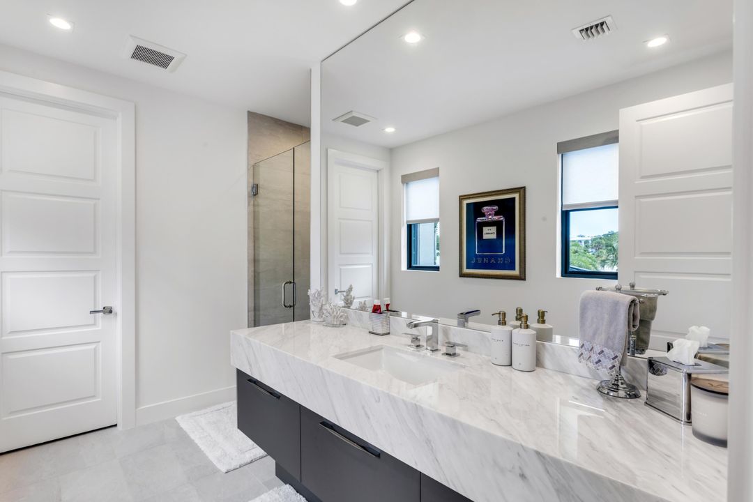 Под контрактом: $8,895,000 (5 спален, 5 ванн, 6647 Квадратных фут)