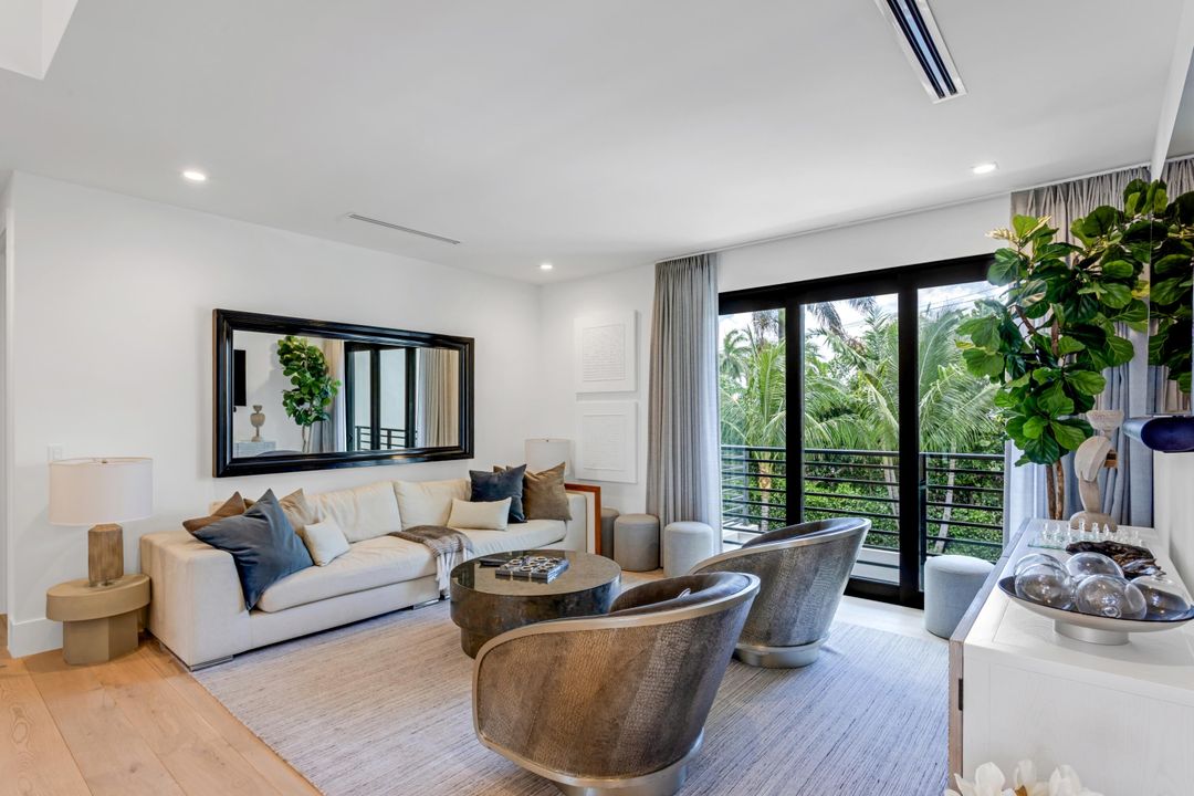 Под контрактом: $8,895,000 (5 спален, 5 ванн, 6647 Квадратных фут)