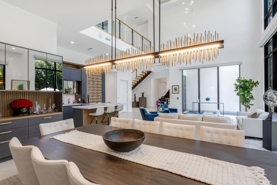 Под контрактом: $8,895,000 (5 спален, 5 ванн, 6647 Квадратных фут)