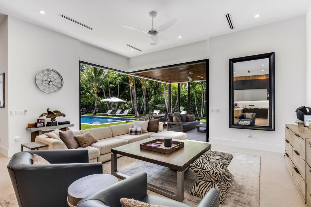 Под контрактом: $8,895,000 (5 спален, 5 ванн, 6647 Квадратных фут)