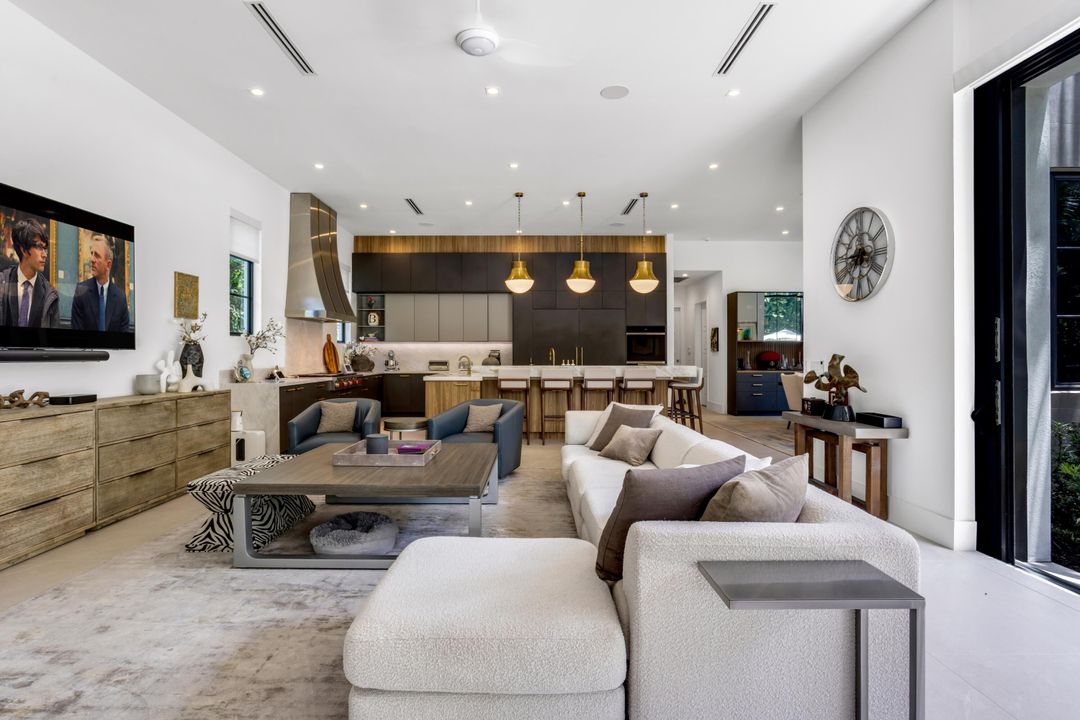 Под контрактом: $8,895,000 (5 спален, 5 ванн, 6647 Квадратных фут)