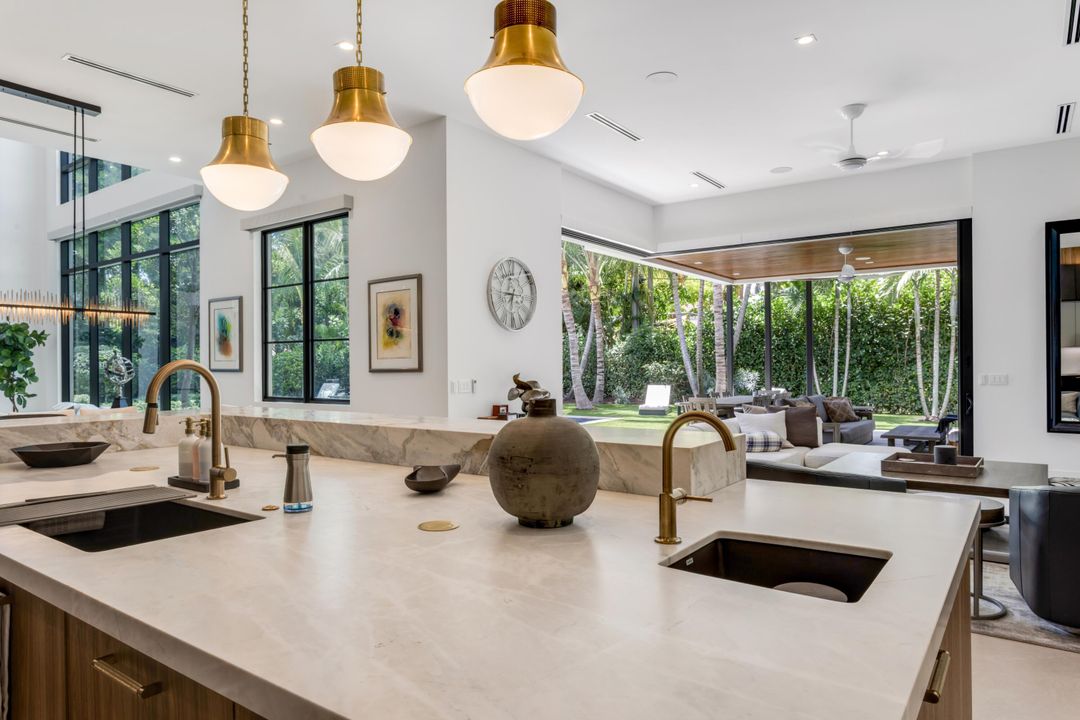 Под контрактом: $8,895,000 (5 спален, 5 ванн, 6647 Квадратных фут)