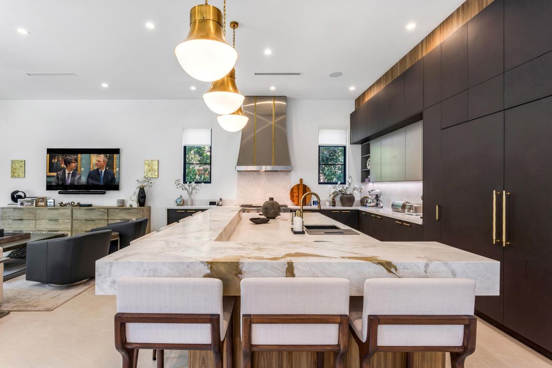 Под контрактом: $8,895,000 (5 спален, 5 ванн, 6647 Квадратных фут)