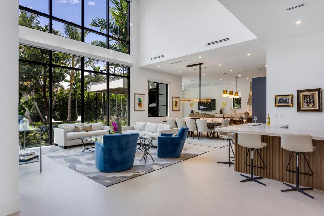 Под контрактом: $8,895,000 (5 спален, 5 ванн, 6647 Квадратных фут)