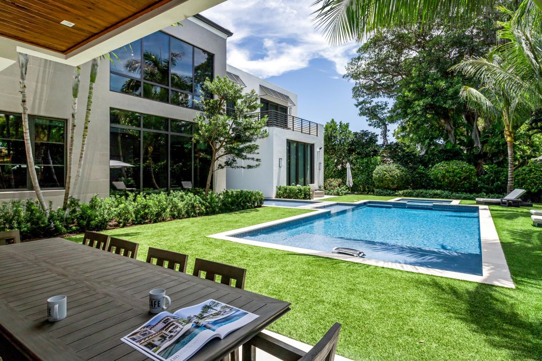 Под контрактом: $8,895,000 (5 спален, 5 ванн, 6647 Квадратных фут)