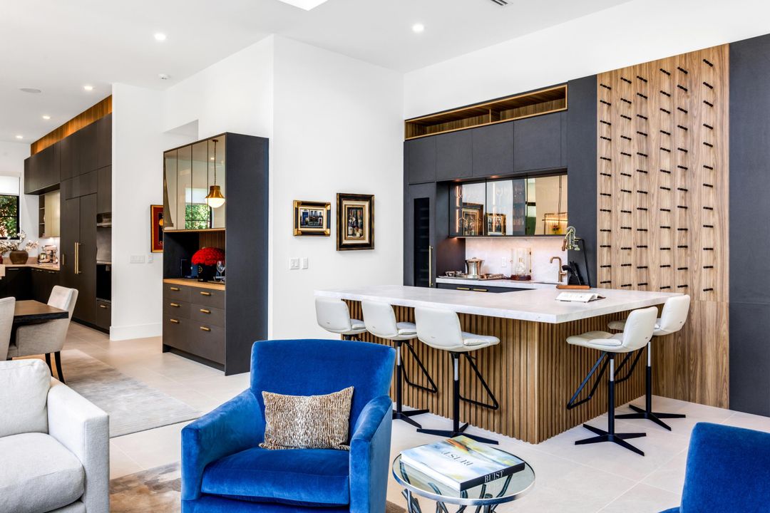 Под контрактом: $8,895,000 (5 спален, 5 ванн, 6647 Квадратных фут)