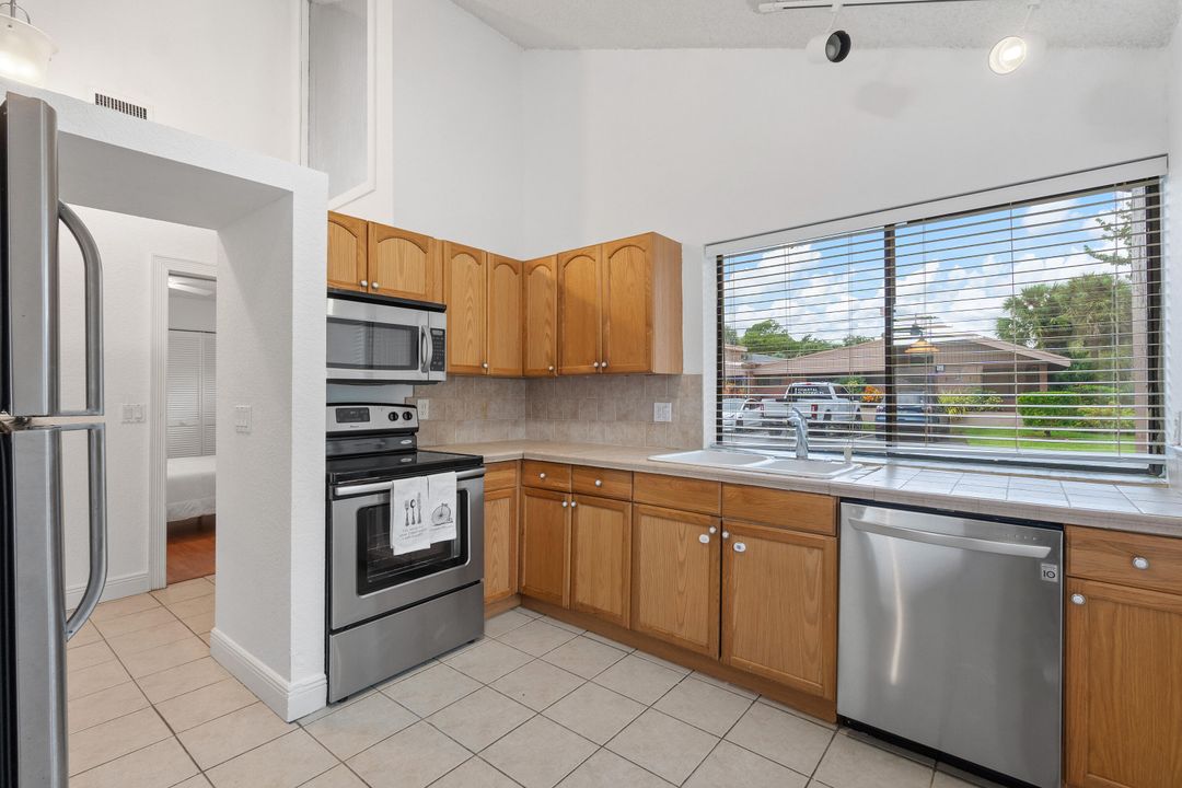 合同活跃: $2,500 (3 贝兹, 2 浴室, 1381 平方英尺)