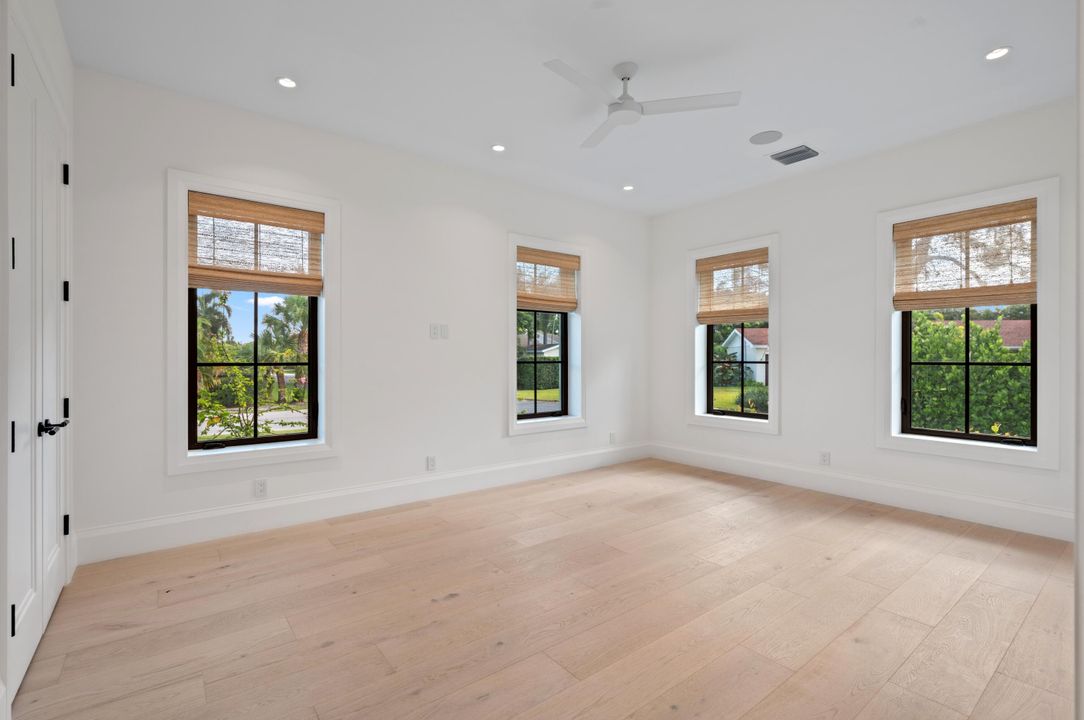 合同活跃: $4,100,000 (4 贝兹, 3 浴室, 3207 平方英尺)