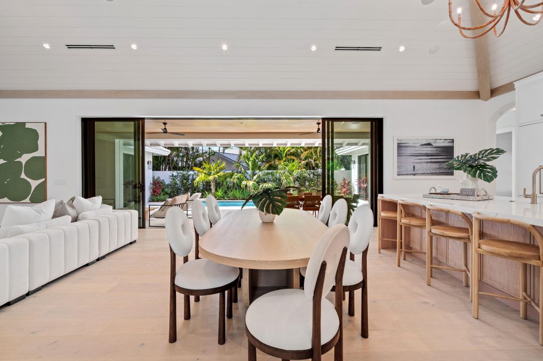 合同活跃: $4,100,000 (4 贝兹, 3 浴室, 3207 平方英尺)