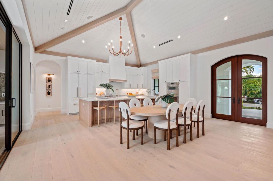 合同活跃: $4,100,000 (4 贝兹, 3 浴室, 3207 平方英尺)