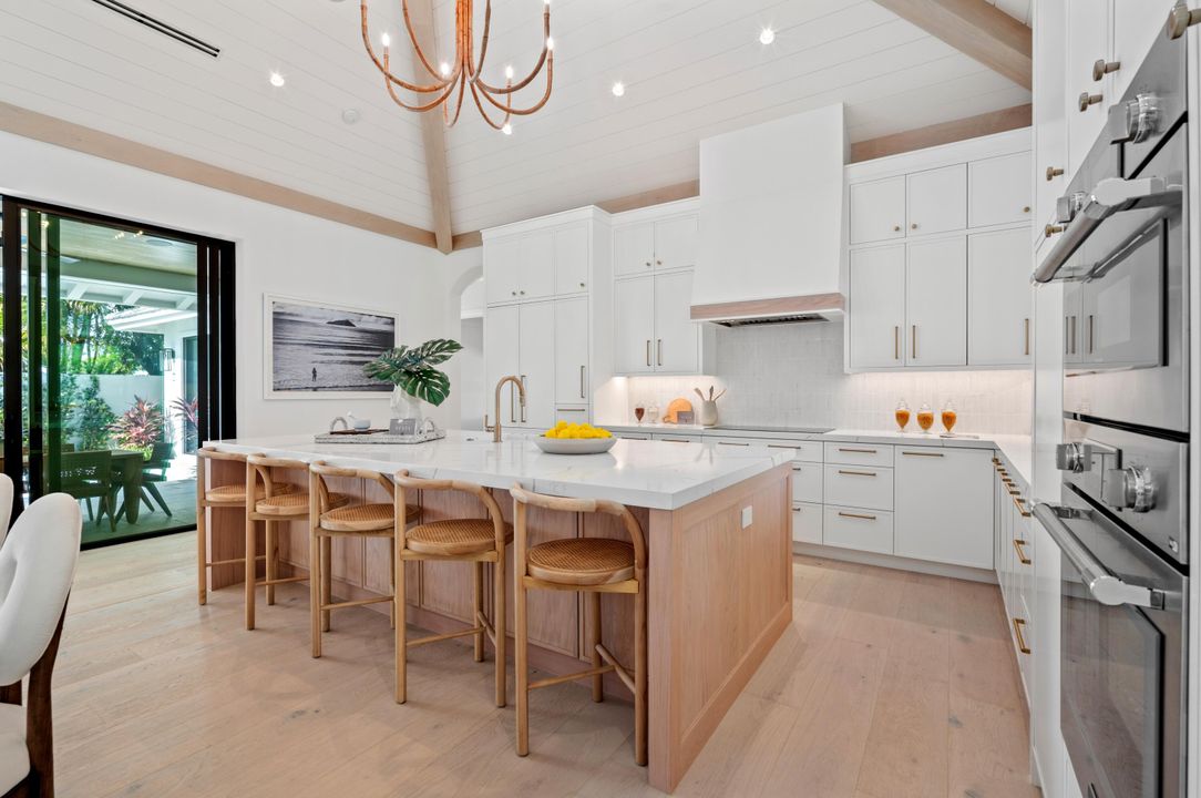 合同活跃: $4,100,000 (4 贝兹, 3 浴室, 3207 平方英尺)