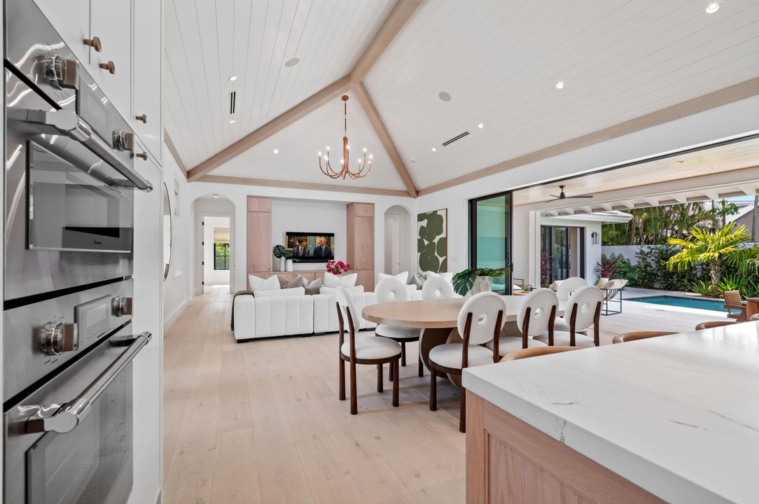 合同活跃: $4,100,000 (4 贝兹, 3 浴室, 3207 平方英尺)