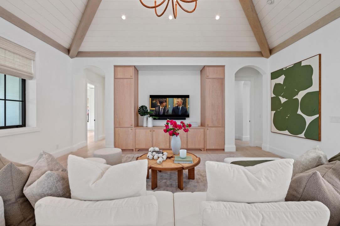 合同活跃: $4,100,000 (4 贝兹, 3 浴室, 3207 平方英尺)