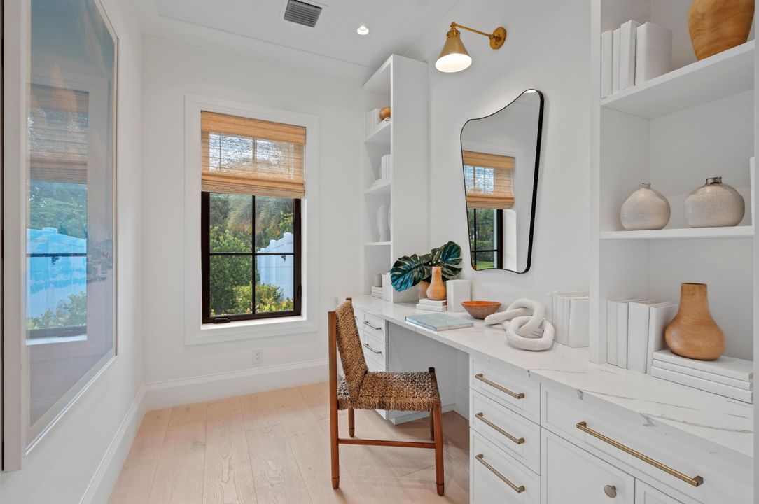 合同活跃: $4,100,000 (4 贝兹, 3 浴室, 3207 平方英尺)