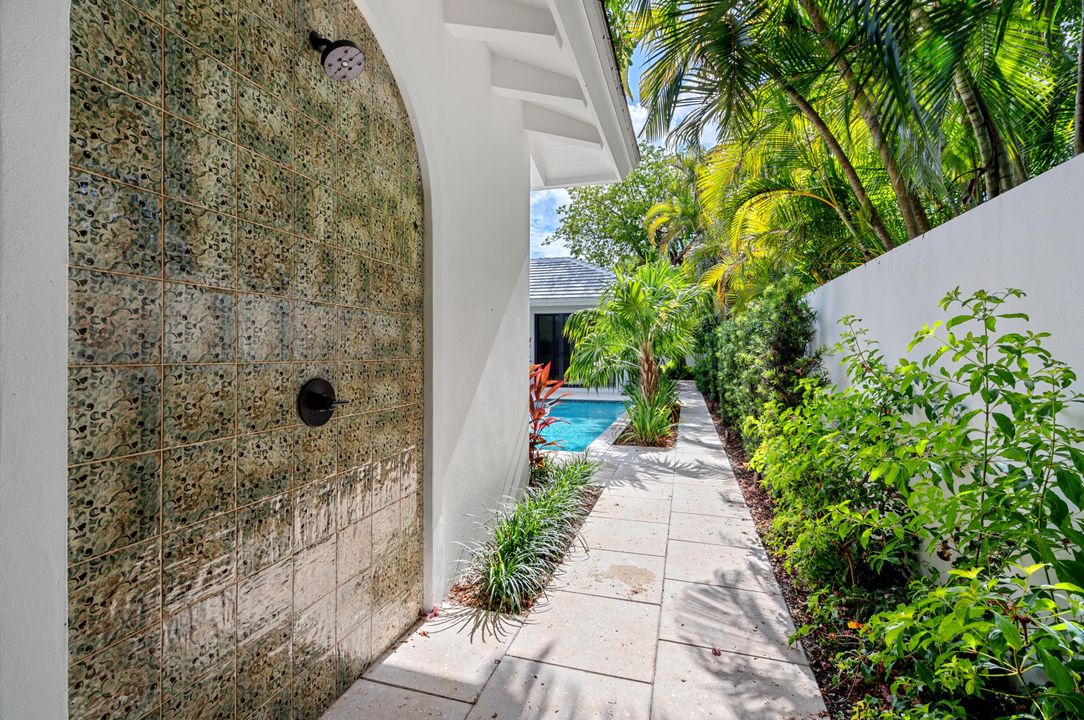 合同活跃: $4,100,000 (4 贝兹, 3 浴室, 3207 平方英尺)