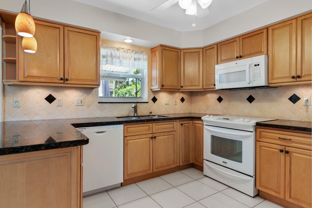 Под контрактом: $699,000 (2 спален, 2 ванн, 1544 Квадратных фут)