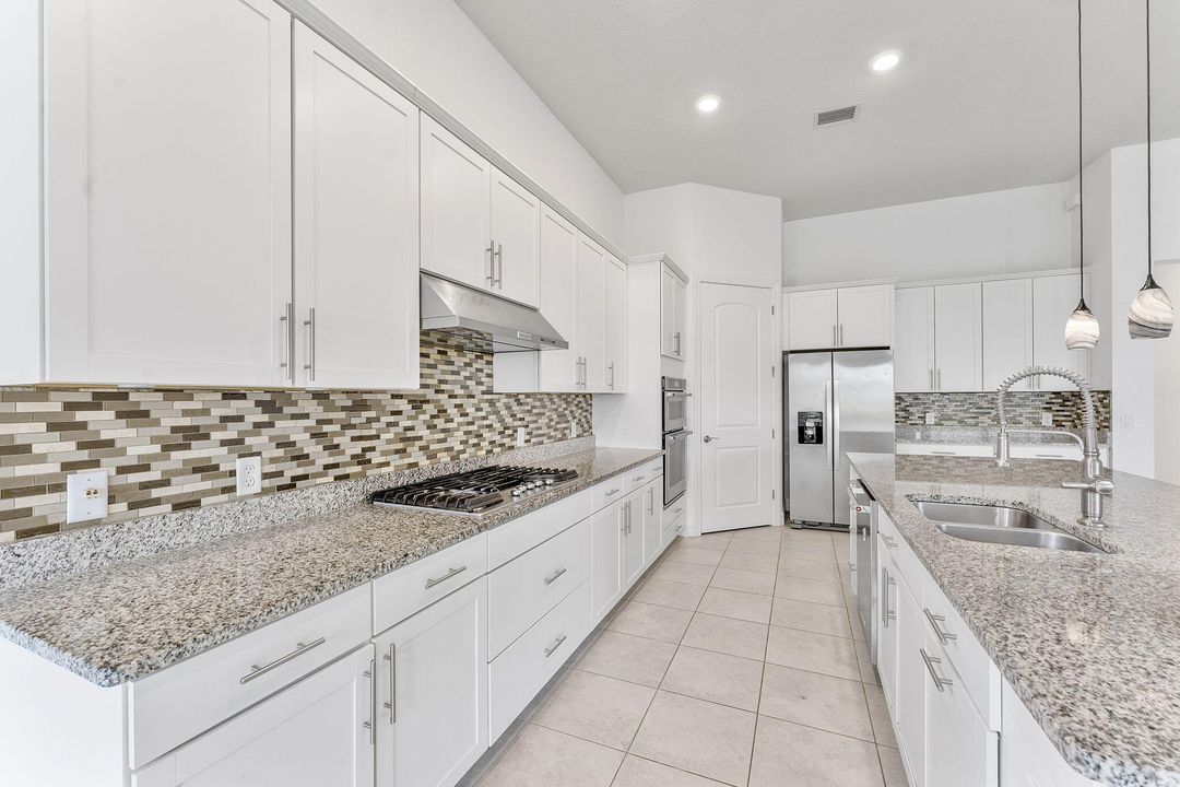 Под контрактом: $795,000 (4 спален, 3 ванн, 2818 Квадратных фут)